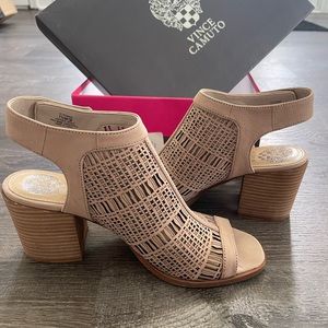 Brand new Vince Camuto Keannie Block Sandals Taupe